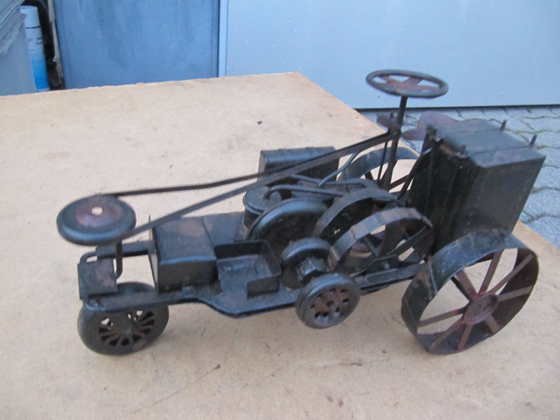 Modellini d'auto: altes Modellauto aus Blech mit Gravur – Usato da Basel venduto da stefan4057 9