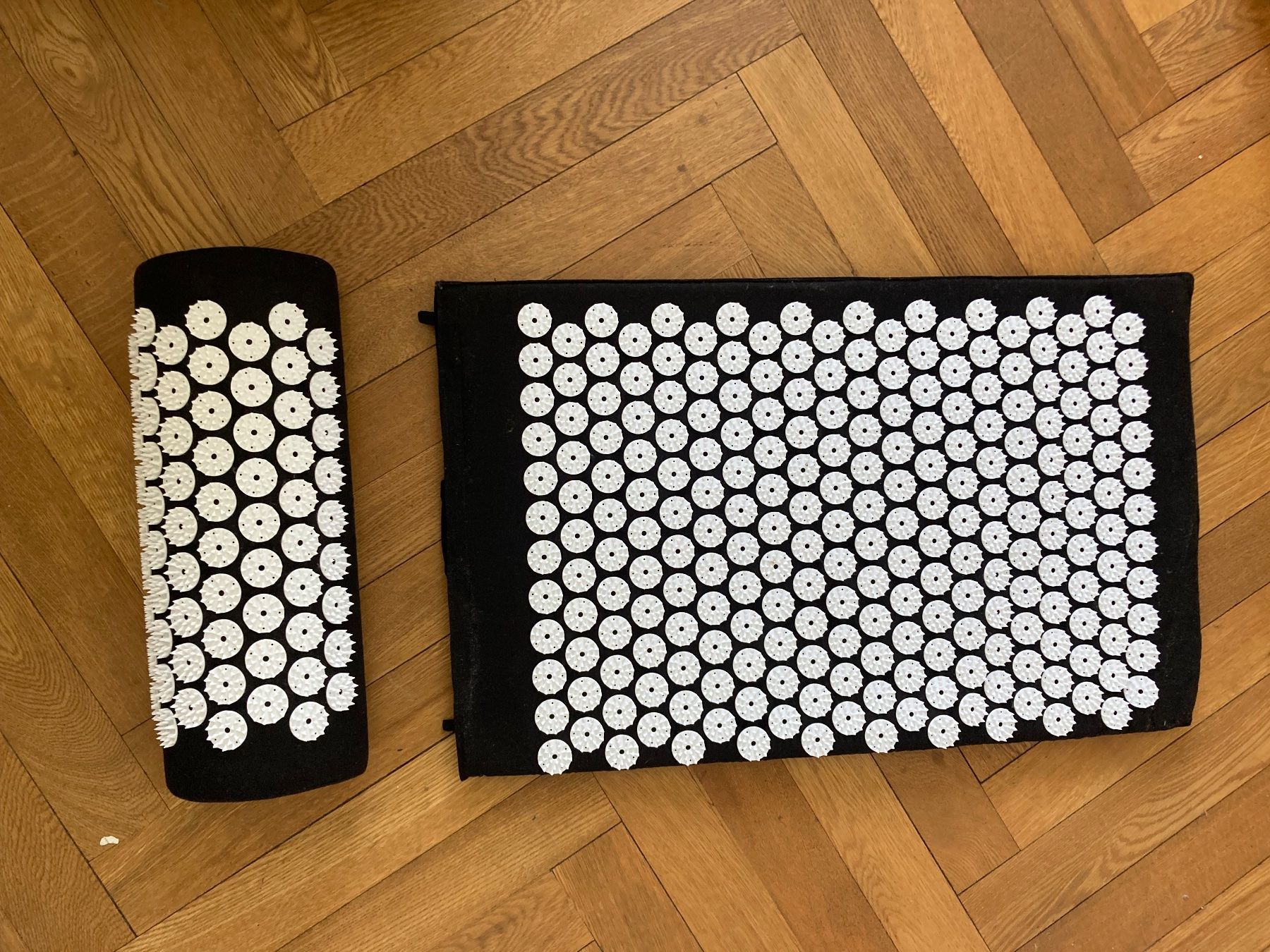 Dispositivi per massaggi: Akupressurmatte in schwarz, 2 teilig – Usato da Basel venduto da fischstaeblii