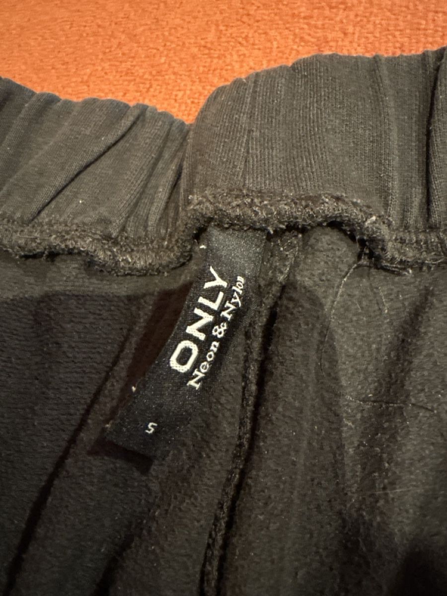 Only Pantalons: Schwarze Trainerhosen – D'occasion à Affoltern am Albis par tam_5vn5 2