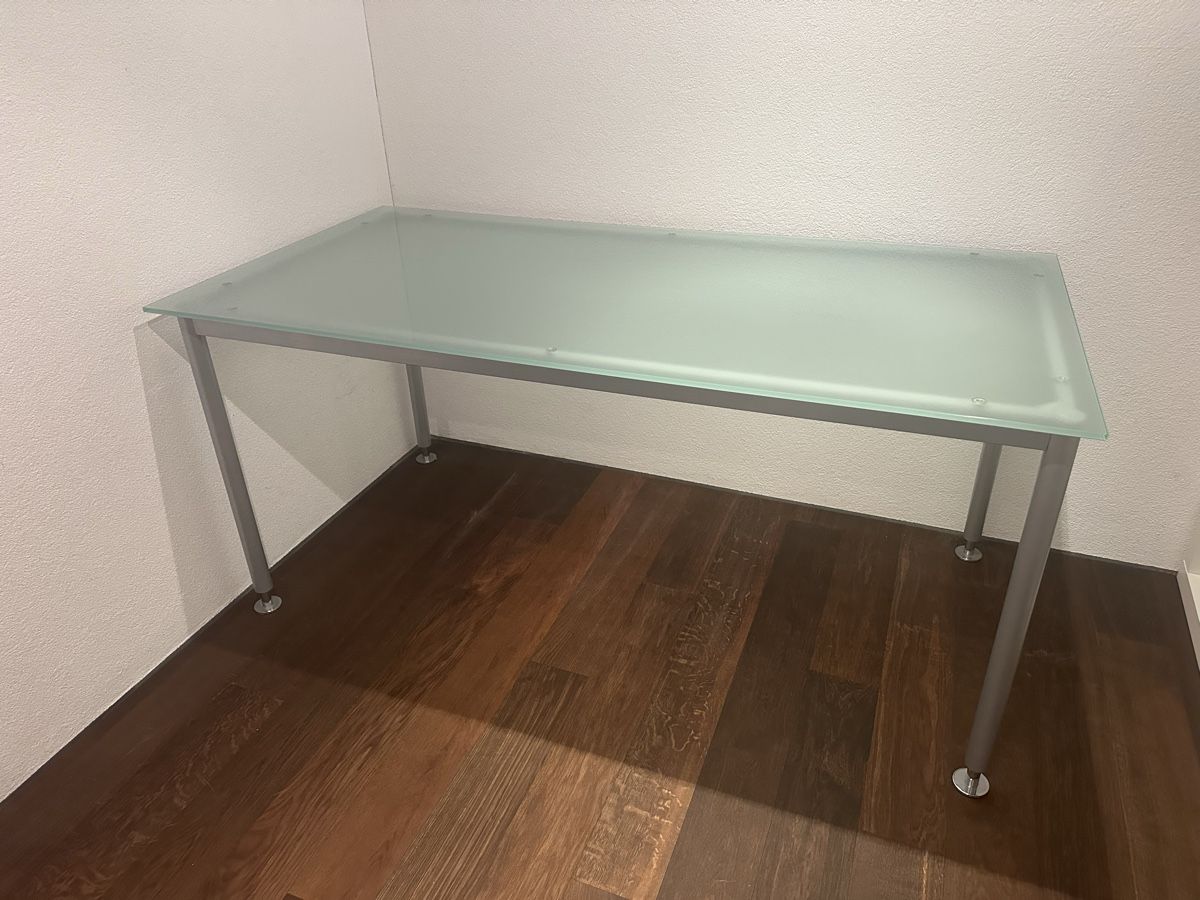 Tavoli: Moderner Glastisch, mit Rauchglas Tischplatte – Usato da Bolligen venduto da Macfuhrer