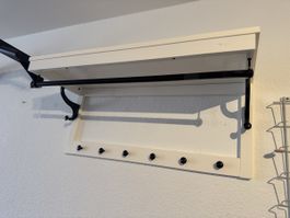 Wandgarderobe mit Hutablage