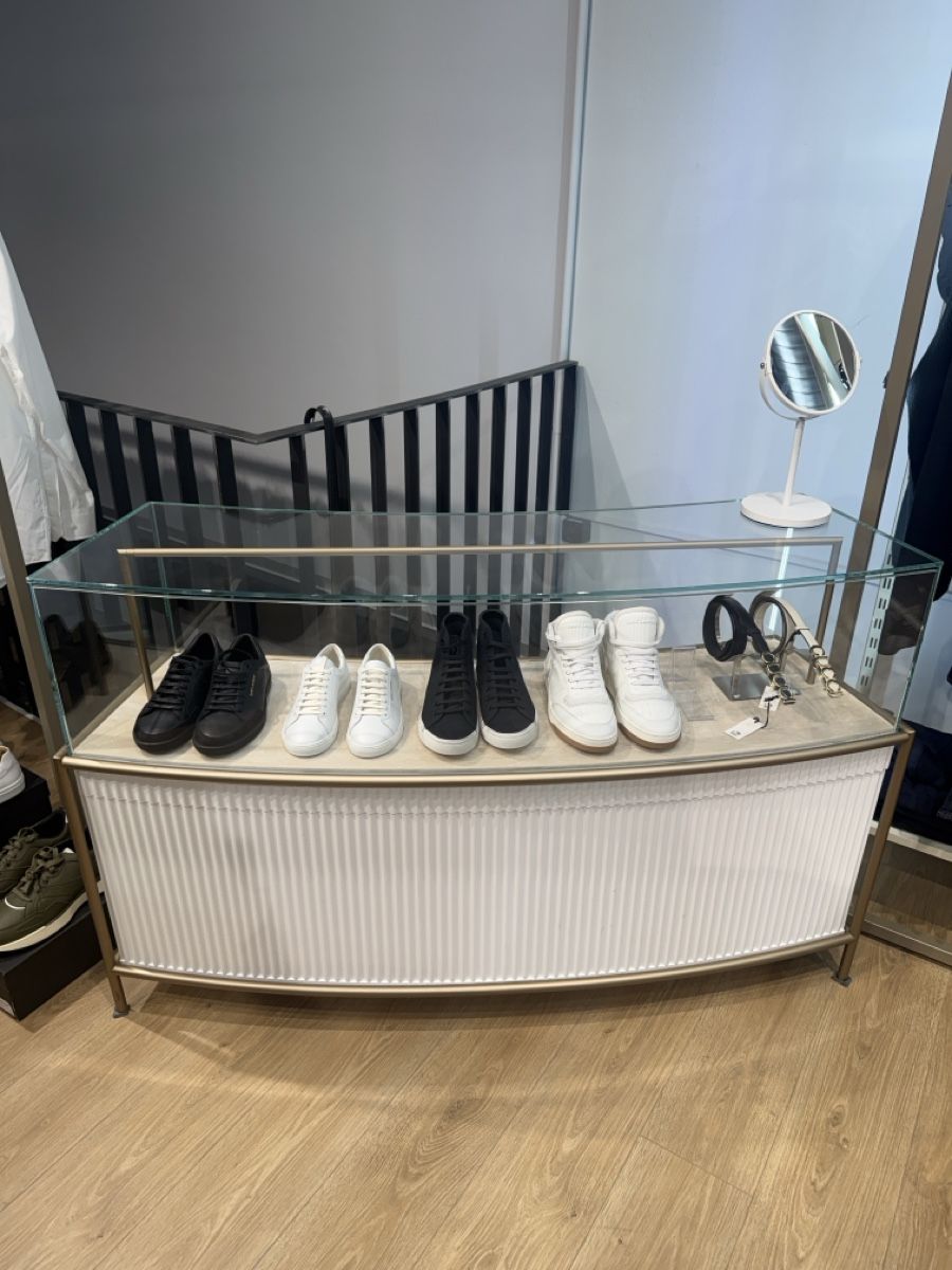 Vetrine: Elegante Glasvitrine – Nuovo (secondo la descrizione) da Basel venduto da dan_nw8n