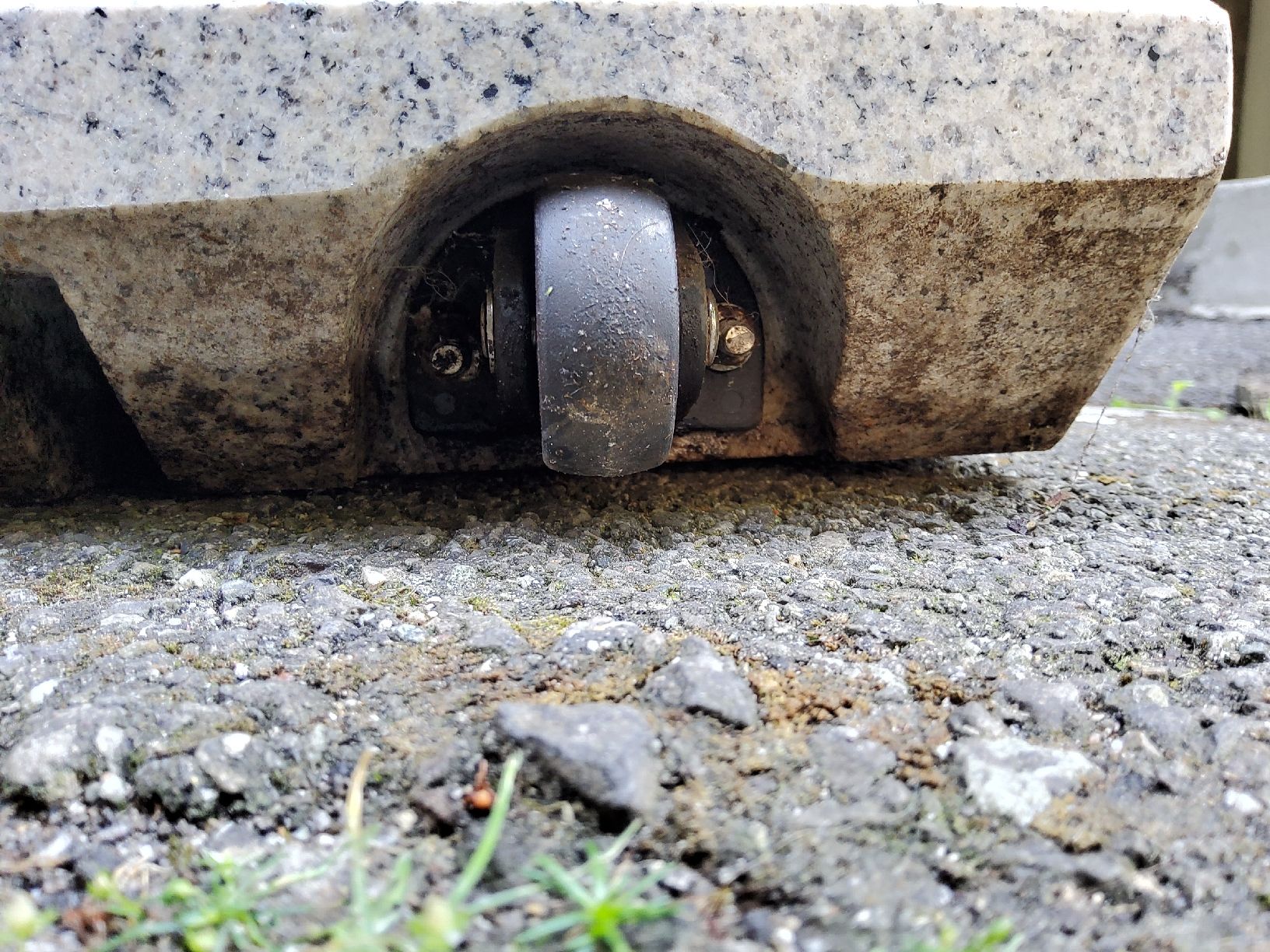 Altro: Granit-Schirmständer 30 kg mit Rollen & Zuggriff – Usato da Winterthur venduto da eob_fw5j 8