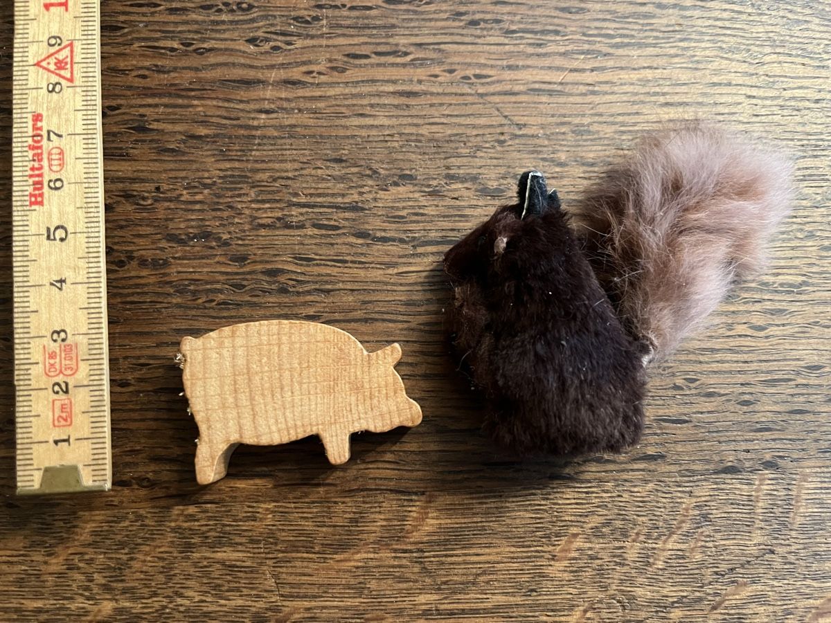 Figuren: 2 Tierfiguren Eichhörnchen & Schwein Holz Deko Vintag – Gebraucht aus Urnäsch von schneewittli.