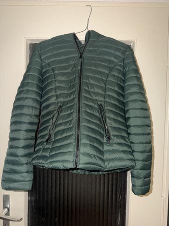 Veste matelassée verte à capuche taille M bon état