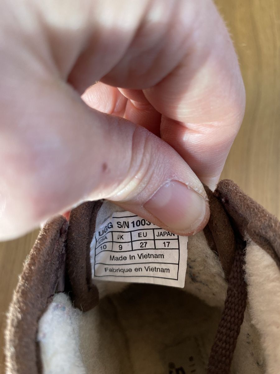 Ugg Chaussures garçon: Bottines enfant UGG T.27 – D'occasion à Riaz par lae_w8v5 2