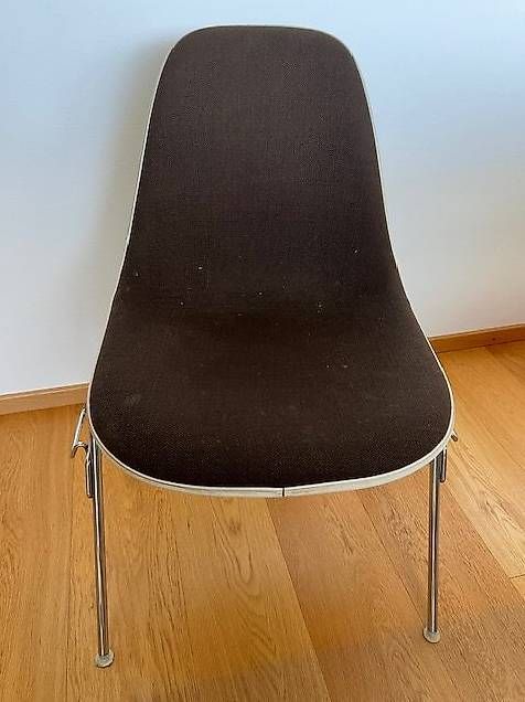 Vitra Sedie: Vitra Eames chair, Fiberglas, Farbe Braun – Usato da Reinach BL venduto da high-speed