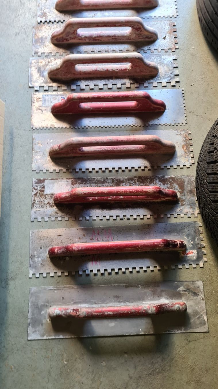 Alle Werkzeuge: Zahntraufel, Glättekelle – Gebraucht aus Au SG von fiat27 1