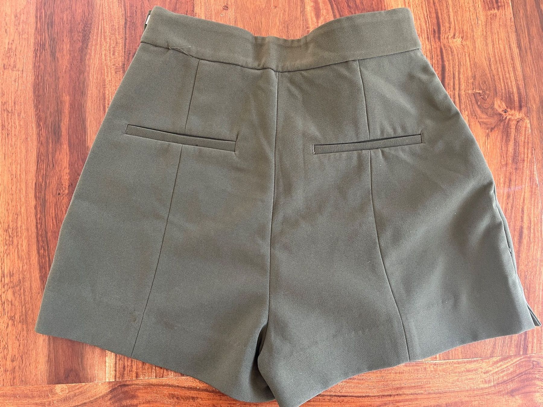 H&M Pantaloni: short kaki H&M – Usato da Cossonay-Ville venduto da 021epi70 1
