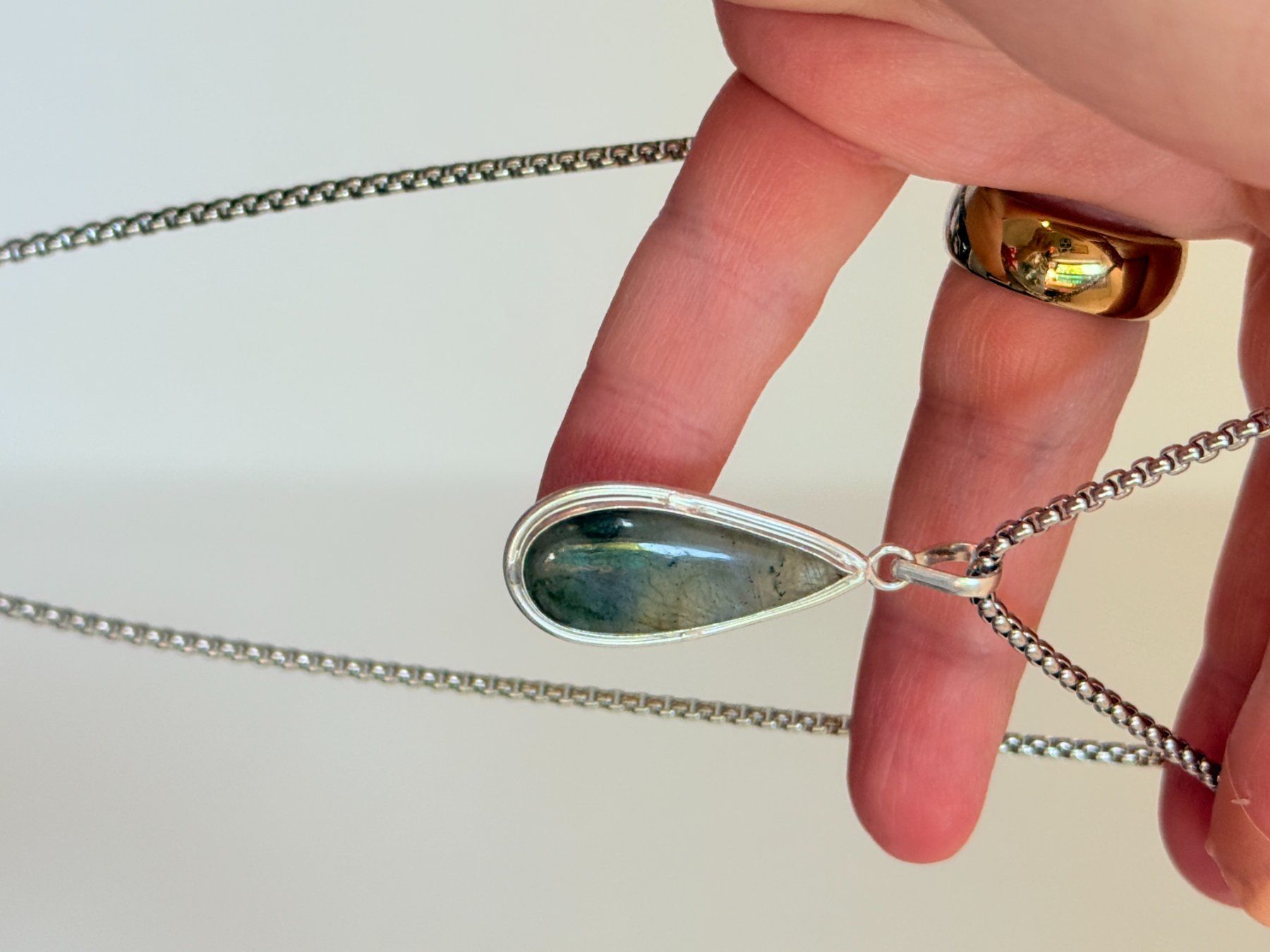 Ketten: Collier élégant avec pendentif en pierre naturelle – Neu und originalverpackt aus Genève von AGBERG 4
