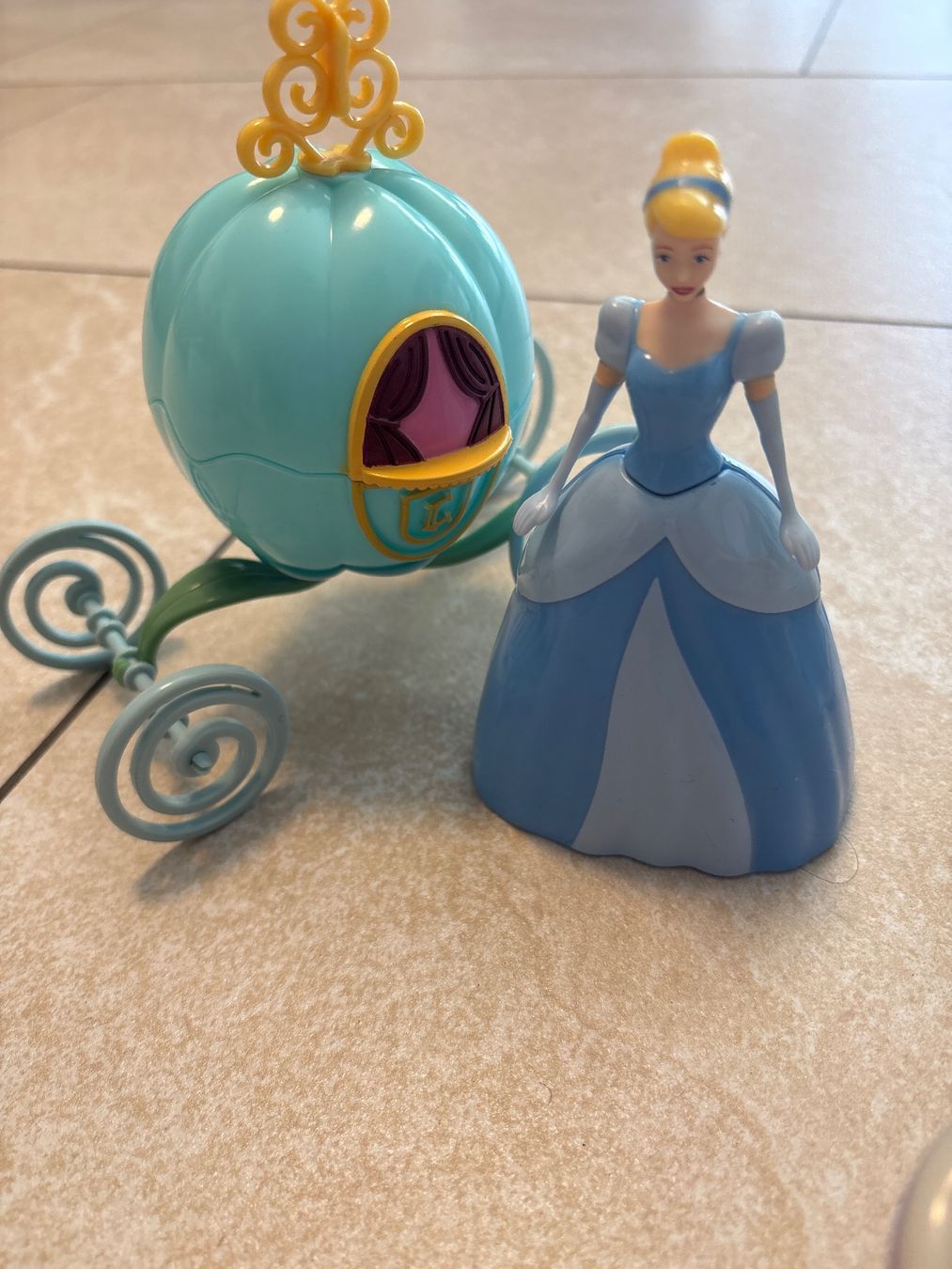 Disney Figuren: Ü Ei Maxi Figuren Disney Prinzessin – Gebraucht aus Bülach von ter_6jf8 1