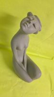 Sandstein Statue Frau sitzend 30cm
