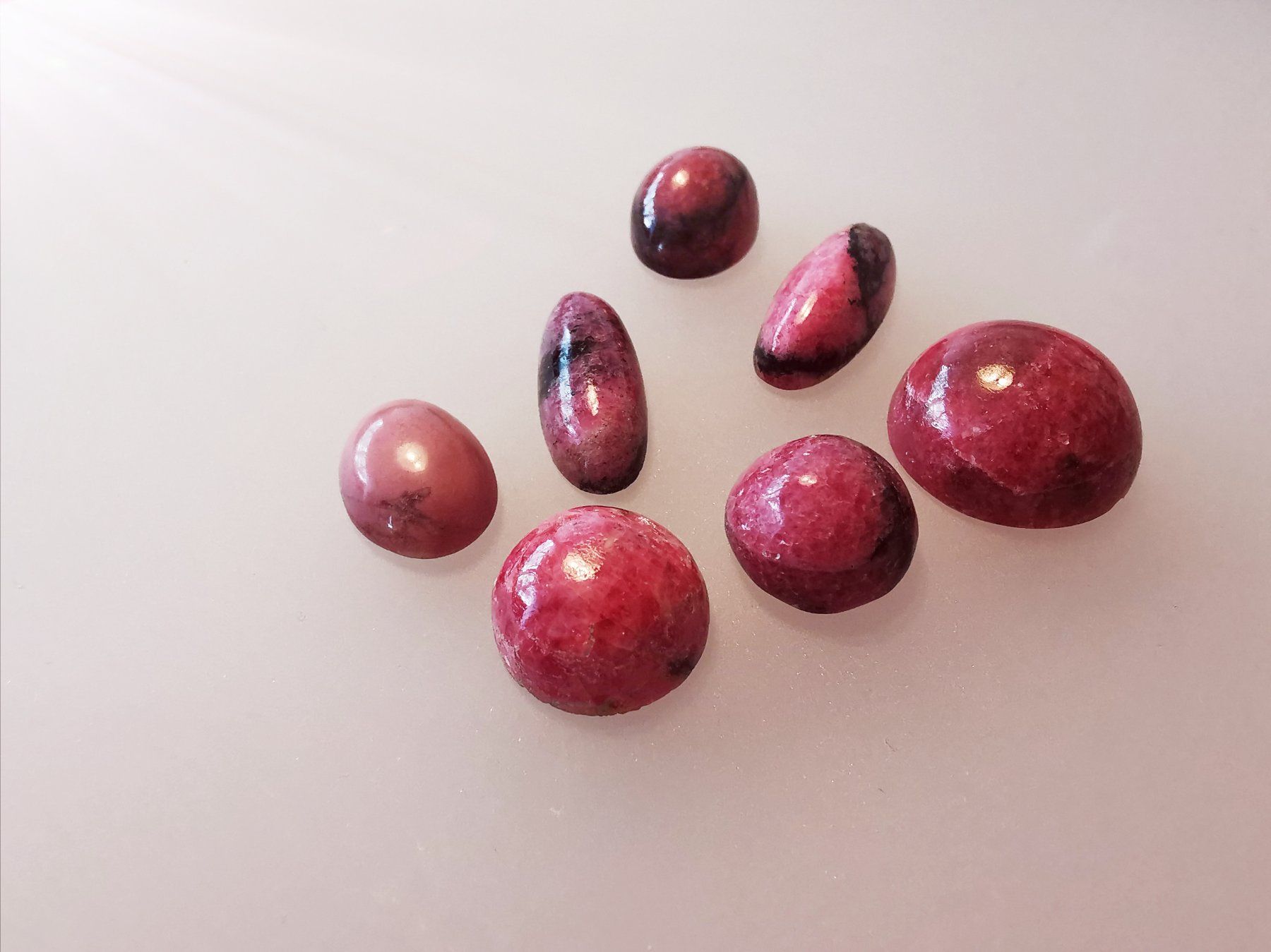 Pietre preziose: 7 Stk. Rhodonit  Edelstein - Cabochon – Nuovo e nell'imballaggio originale da Dierikon venduto da Buntspecht-10 1