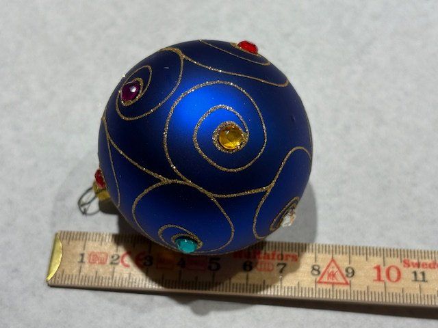 Alle Dekorationen: Hübsche, blaue Weihnachtskugel mit farbigen Glitzersteinchen – Gebraucht aus Gossau/ZH von amazonas66 2