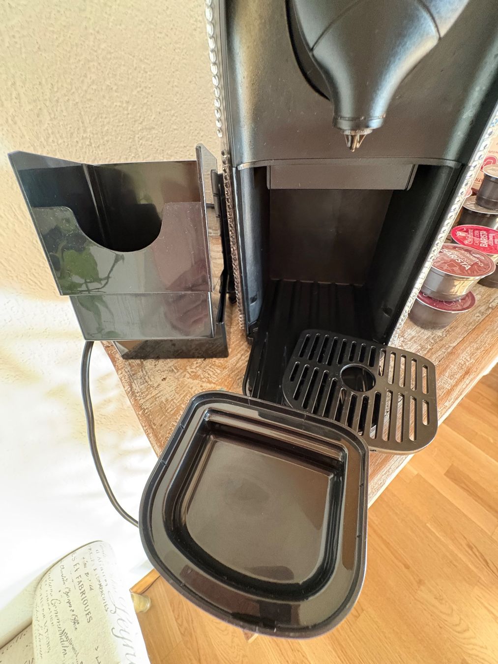 Kaffeemaschinen & Espressomaschinen: Tchibo-Kaffeemaschine, weiss mit Strass – Gebraucht aus Widen von Lambert63 5