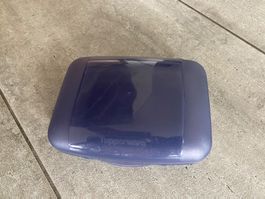 2 boites à sandwichs dont 1 Tupperware et 1 M TopLine