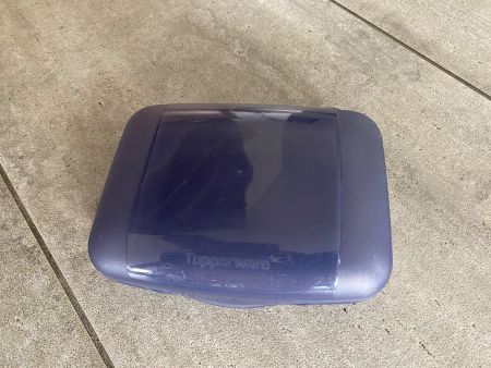 2 boites à sandwichs dont 1 Tupperware et 1 M TopLine