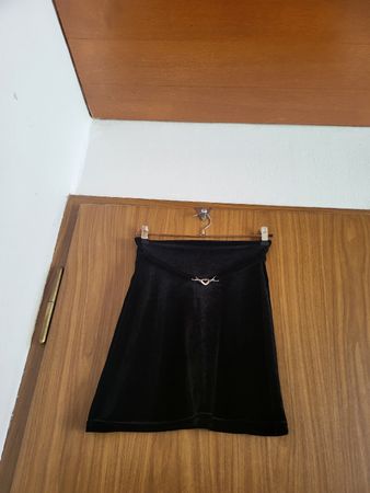 Jupe noire en velours avec détail cœur, taille S