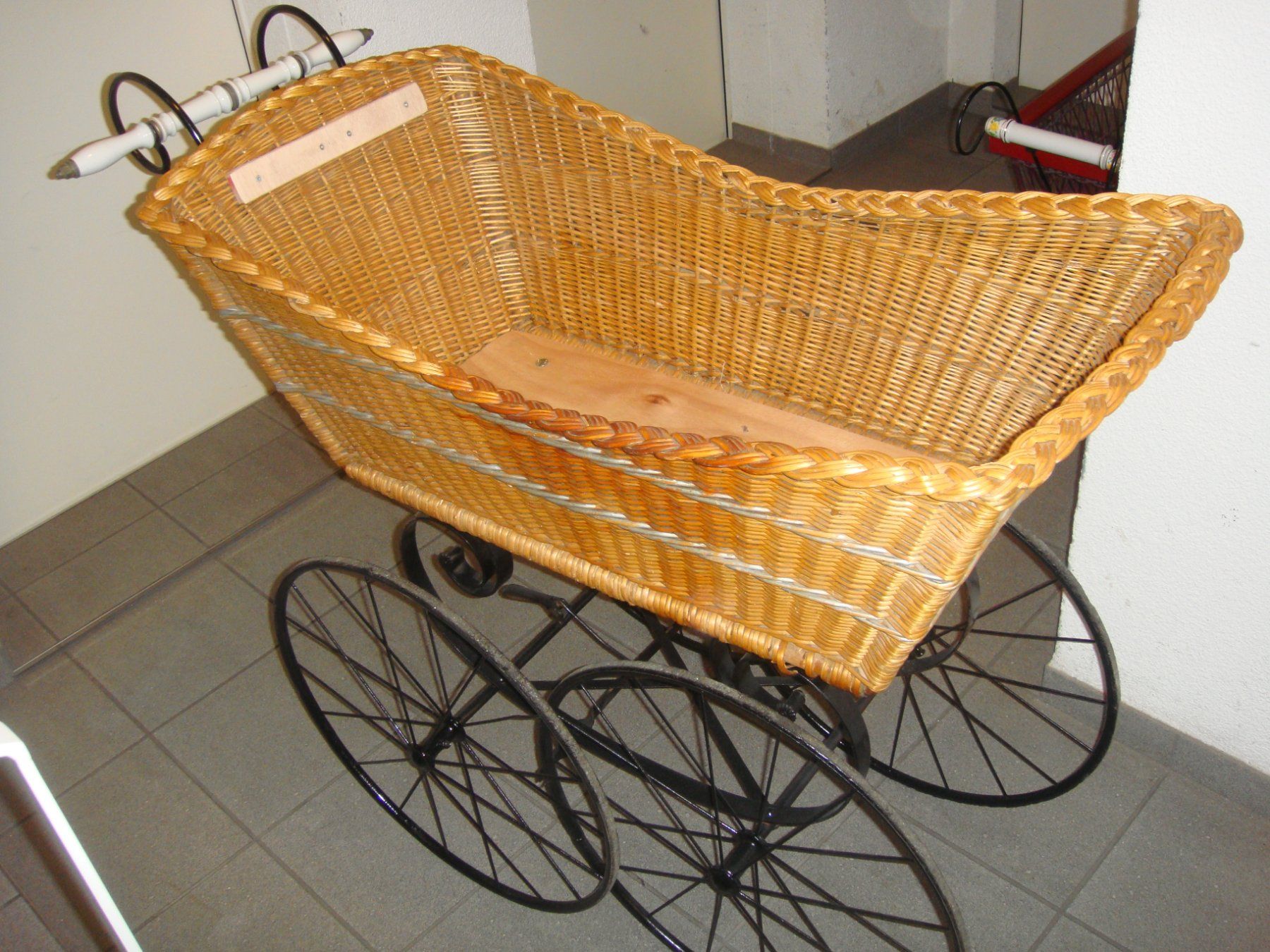 Wiegen & Stubenwagen: Antiker Stubenwagen ca 100 Jahre alt – Gebraucht aus muri ag von roessli01