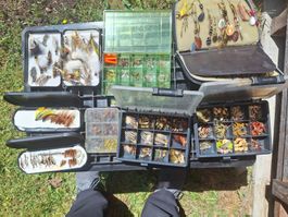 Fischerei Zubehör Kasten mit Spulen und Fliegenbindestock