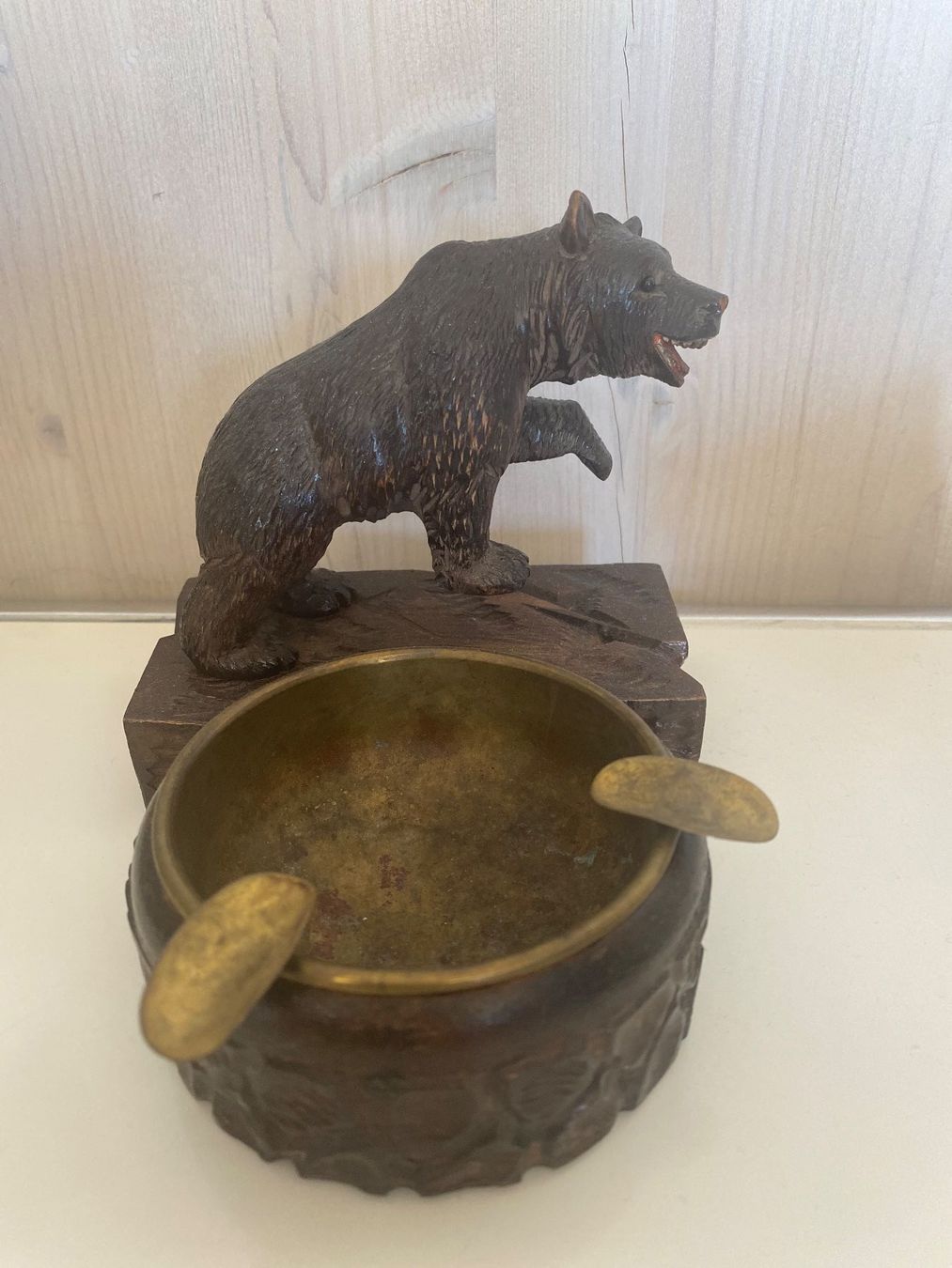 Articoli in legno: sehr qualitativ handgeschnitzter Brienzer Aschenbecher Bär – Usato da Lüchingen venduto da LIDB 2