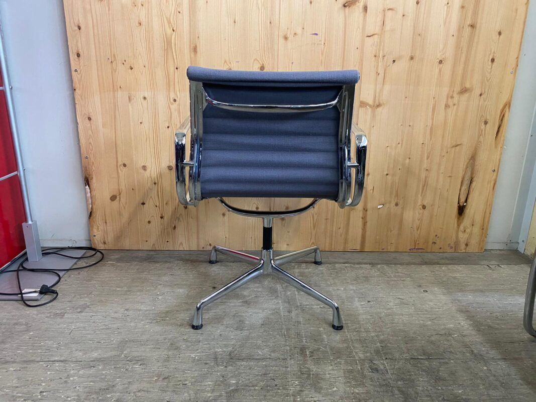 Sedie: Vitra Aluminium Chair EA 107 – Usato da St. Gallen venduto da MSMoebelhandel 2