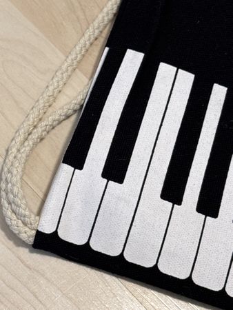 Stylischer Turnbeutel mit Klavier-Print schwarz/weiss NEU