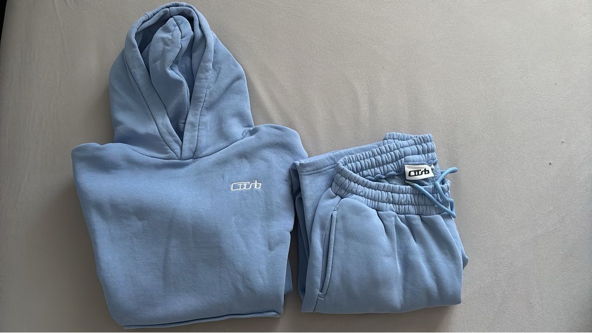 Kleiderpakete: Jogger hellblau – Neu (gemäss Beschreibung) aus Windlach von ssp_k9j9