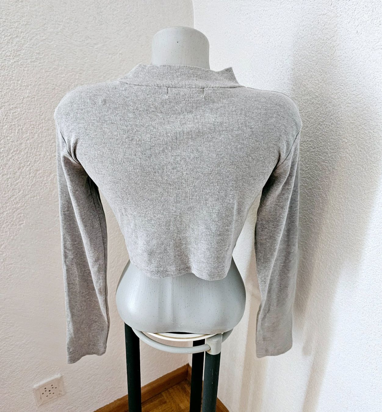 Pullover & Sweatshirts: MISSGUIDED Crop Shirt Grau ca. Gr. S – Gebraucht aus Füllinsdorf von Sunnebliemli7 1