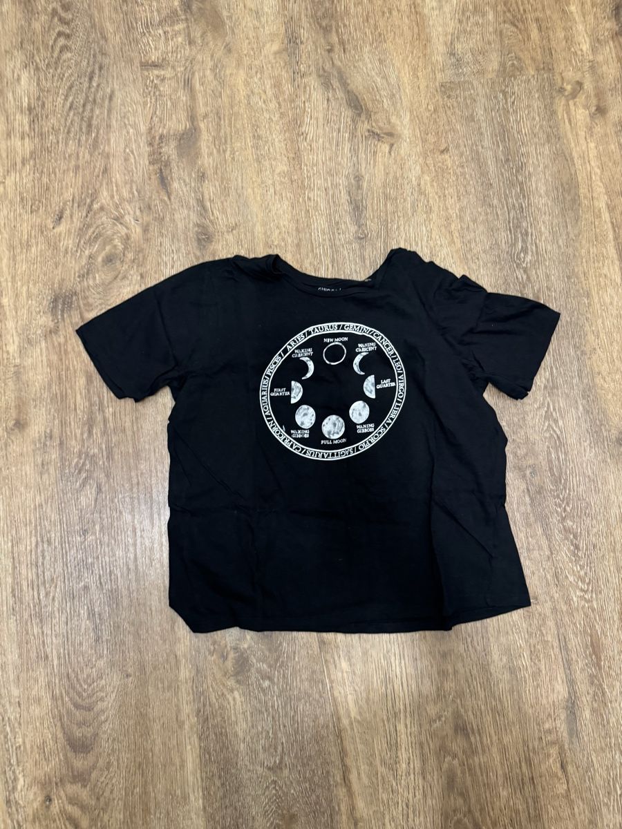 T-shirt: Schwarzes T-Shirt mit Print – Usato da Escholzmatt venduto da san_ym7z
