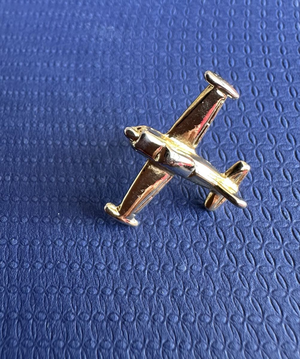 Spille & Fermagli: Goldfarbene Flugzeug-Brosche / Pin – Usato da Münsingen venduto da Innchen