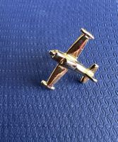 Goldfarbene Flugzeug-Brosche / Pin