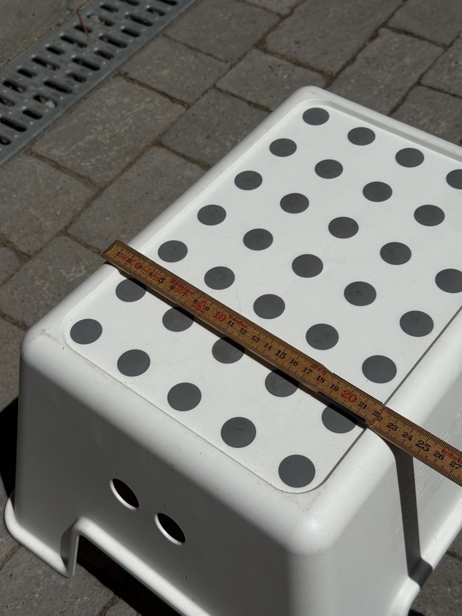 Ikea Tabourets: Trittschemel weiss mit Punkten gebraucht – D'occasion à Villmergen par phi_h8bd 2