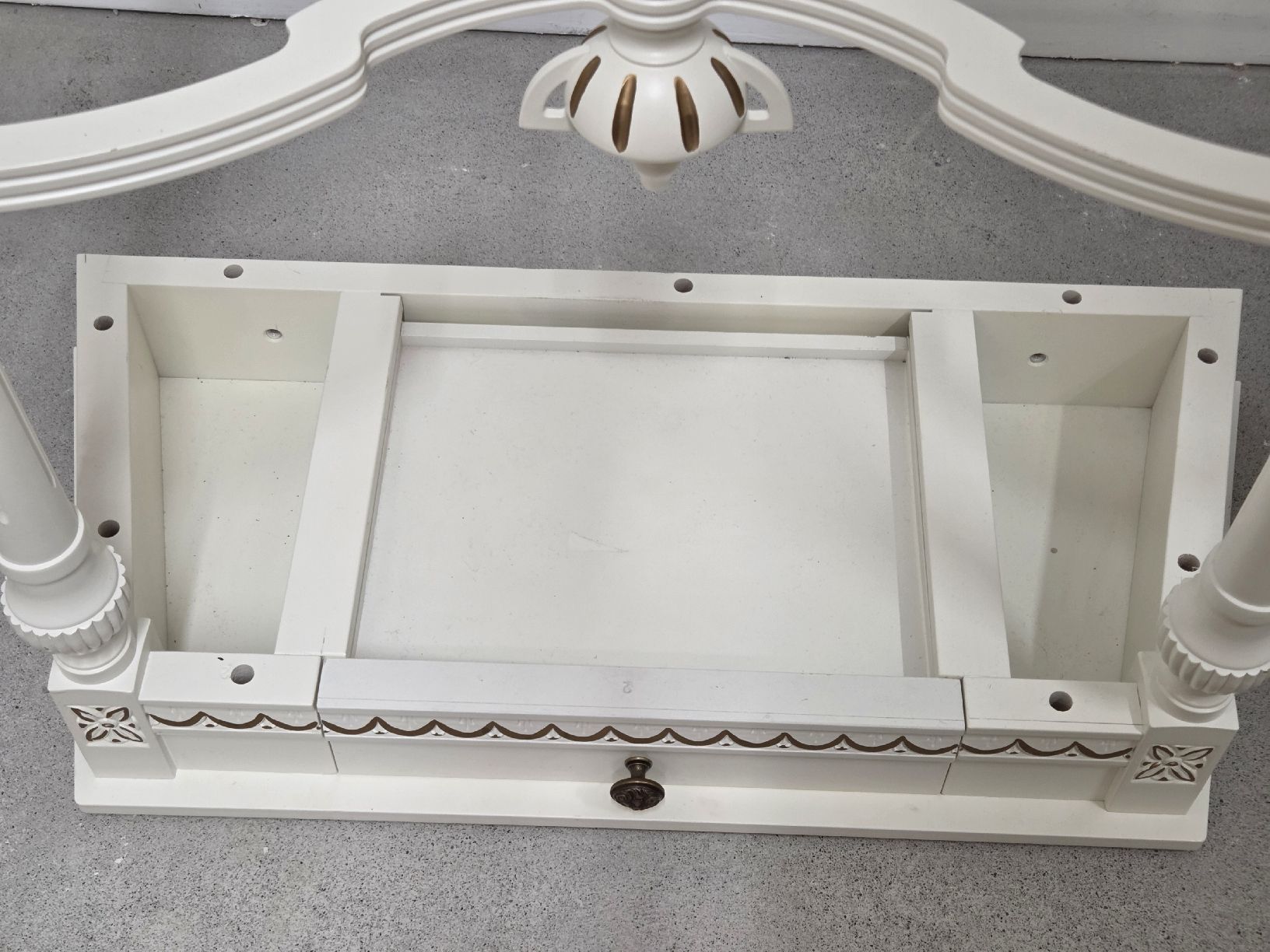 Specchi: Scandinavian Vintage Cream Console Table with Mirror – Usato da Horgen venduto da Hunninko 2