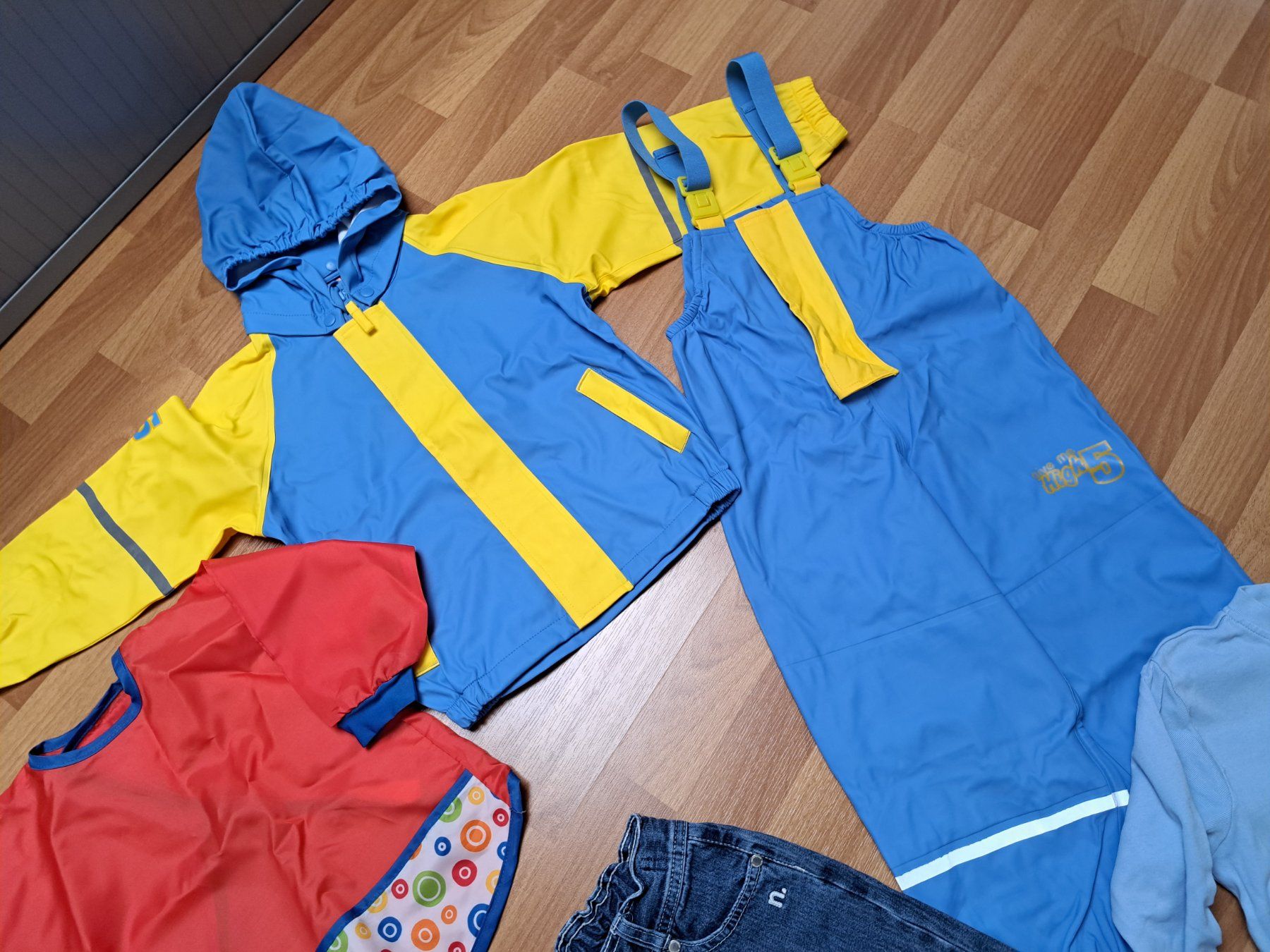 Lotti & Set di vestiti: Kleiderpaket 8-Teilig, Grösse 98 – Usato da Birrhard venduto da Pry 1