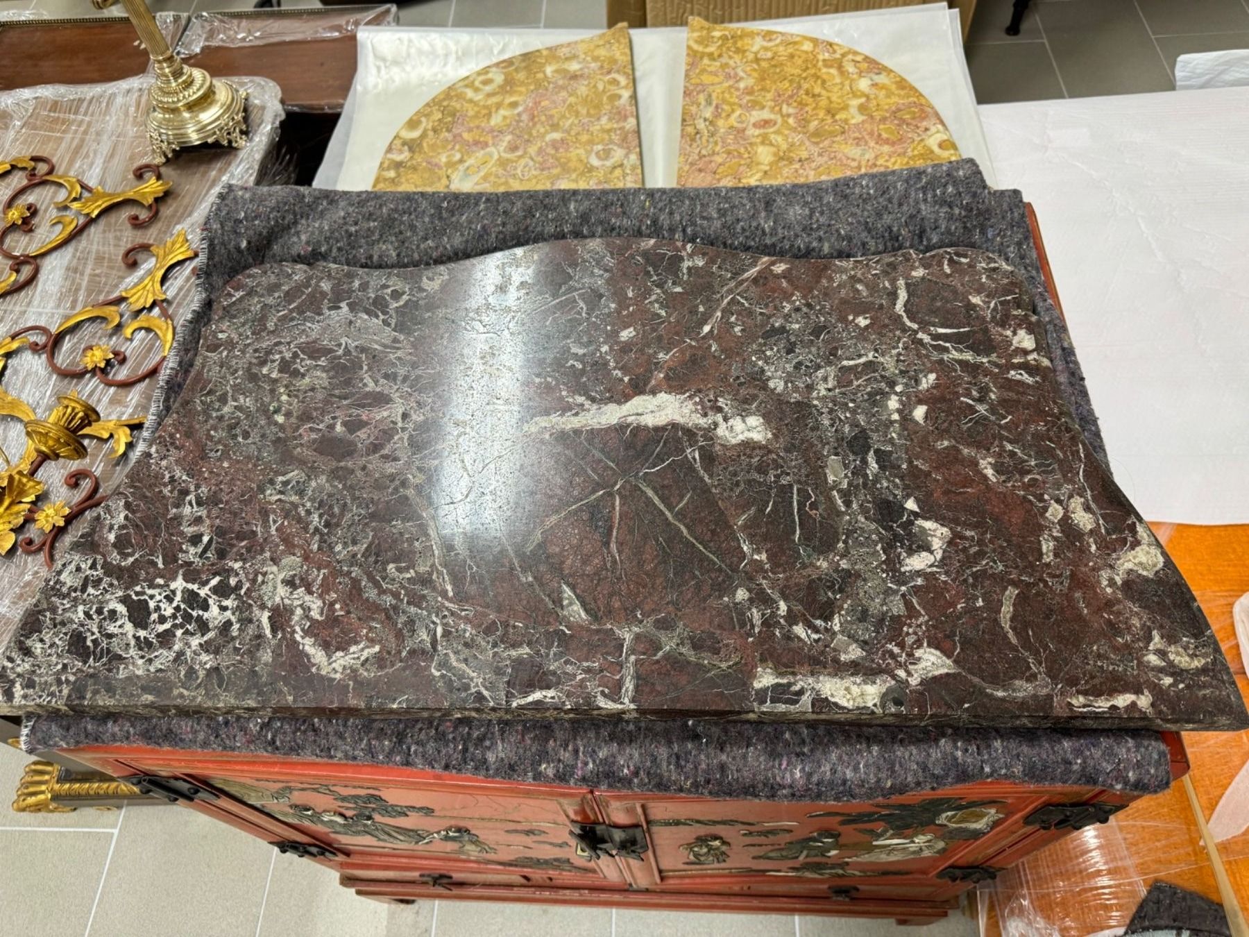 Tavoli: Table Ronde et Demi-coup en Marbre Noir Empire – Usato da Gsteig b. Gstaad venduto da Auctionly 6