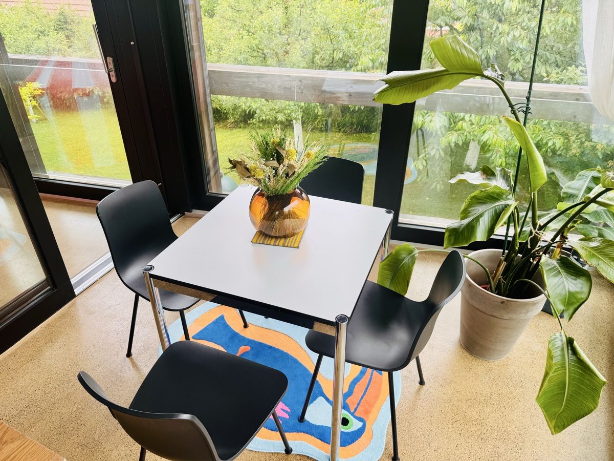 Set di tavolo e panche: Stylish USM Haller Dining Table with Four Vitra Chairs – Usato da Basel venduto da ayn_8z2s 5