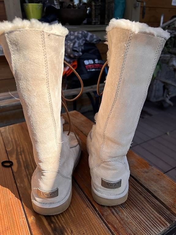 Scarpe da donna: UGG hohe Lammfell-Stiefel  Gr. 39 – Usato da Ettiswil venduto da Devitas 2