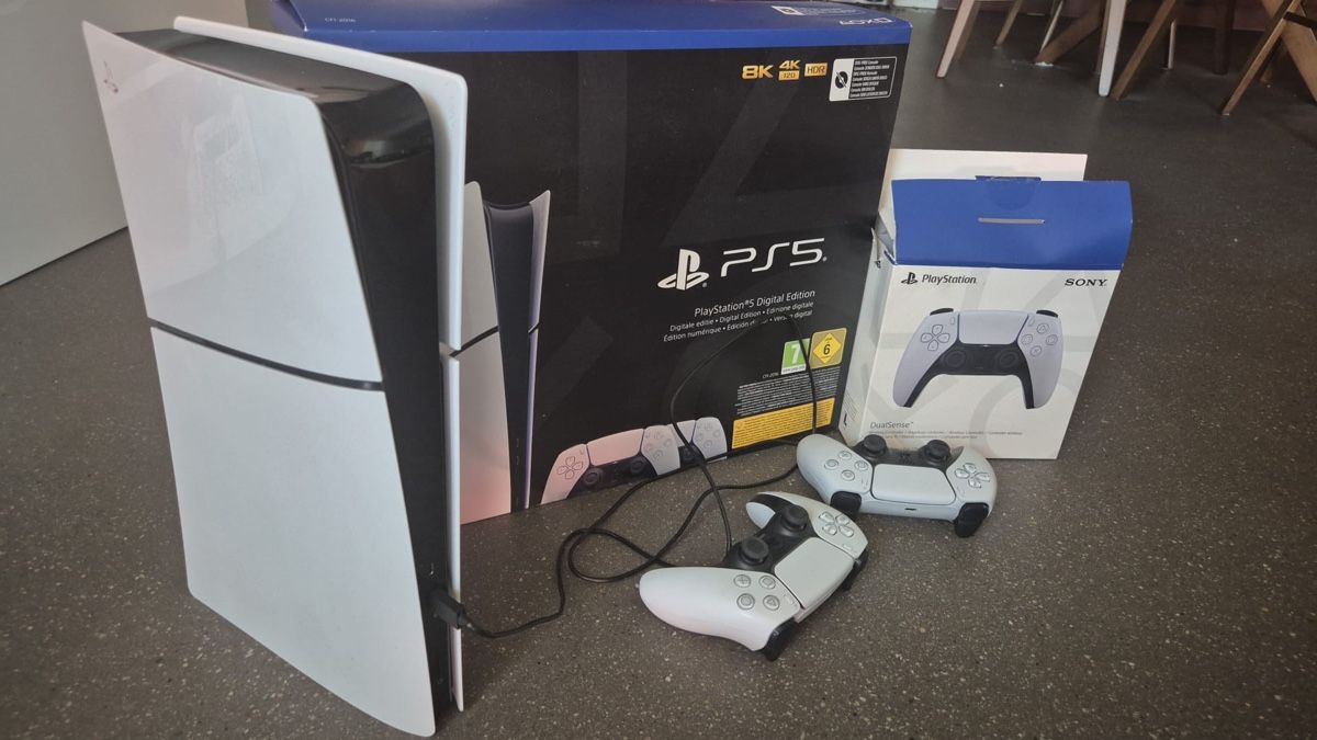 Sony Console: PS5 digital with 2 controllers, excellent condition – Usato da Zürich venduto da mkh_nvg6
