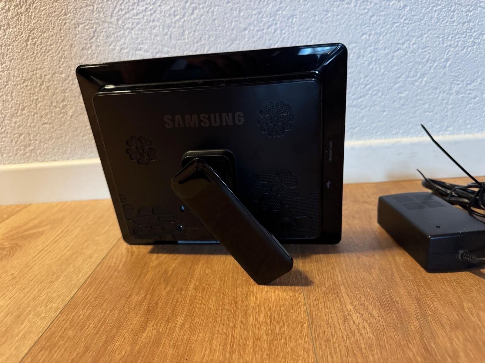 Cornici: Samsung SPF-87H Digitaler Bilderrahmen 8" – Usato da Aarburg venduto da Injac 1