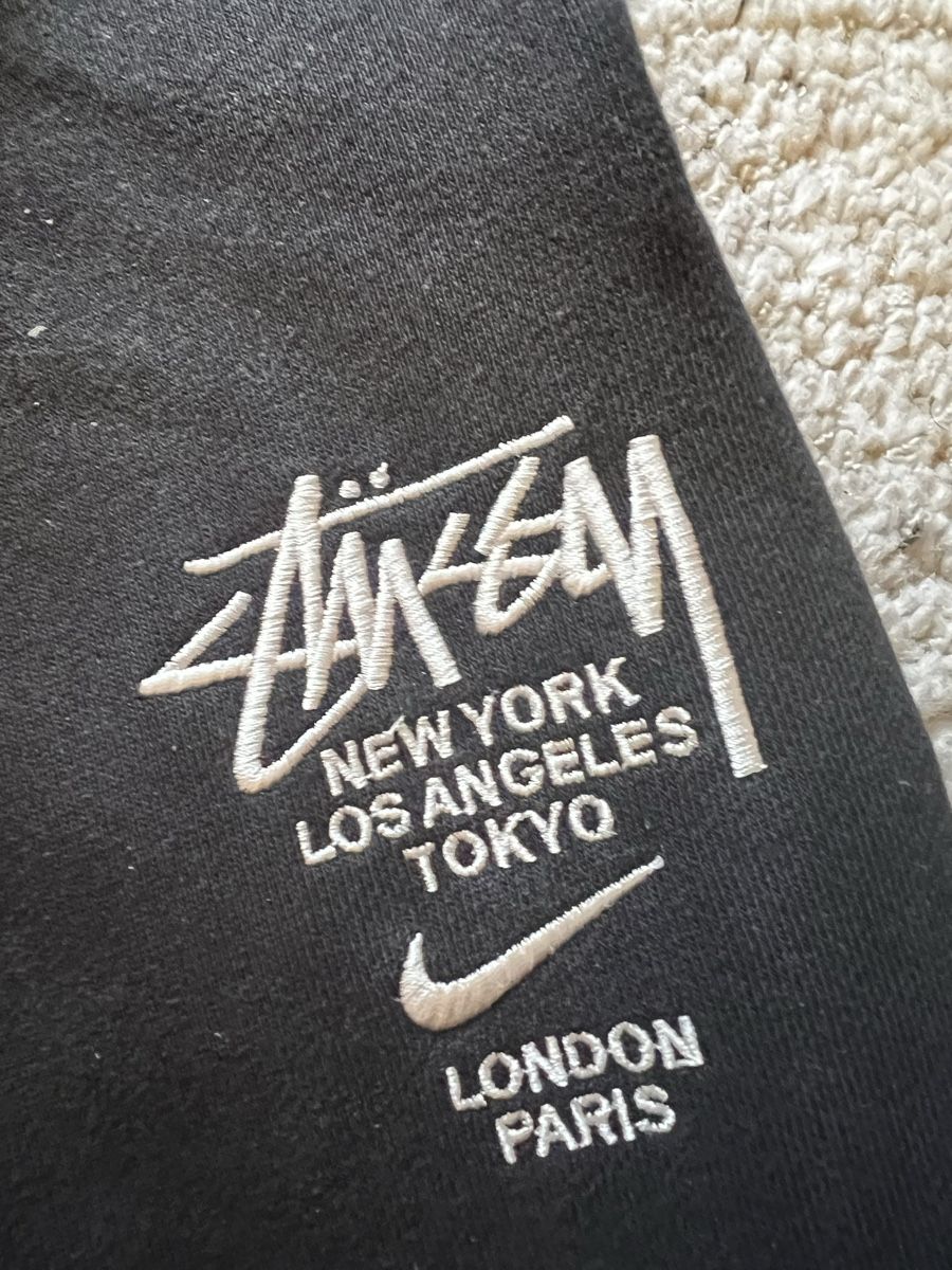 Pantaloni: Stussy Trainingshose – Usato da Zürich venduto da Leotoi