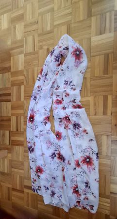 Grand foulard rose pâle à fleurs/Großer Schal hellrosa mit B