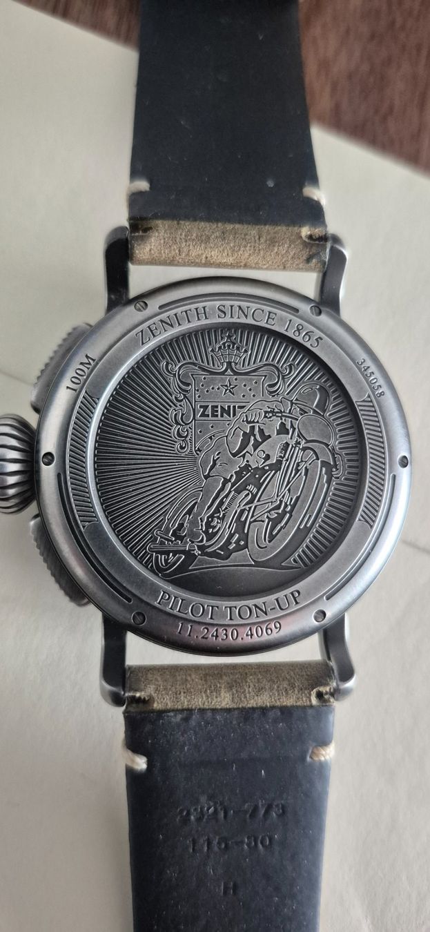 Zenith Uhren: Zenith Heritage Pilot Typ 20 ton-up 45mm Chronograph – Neu (gemäss Beschreibung) aus Dornach von Signs0 2