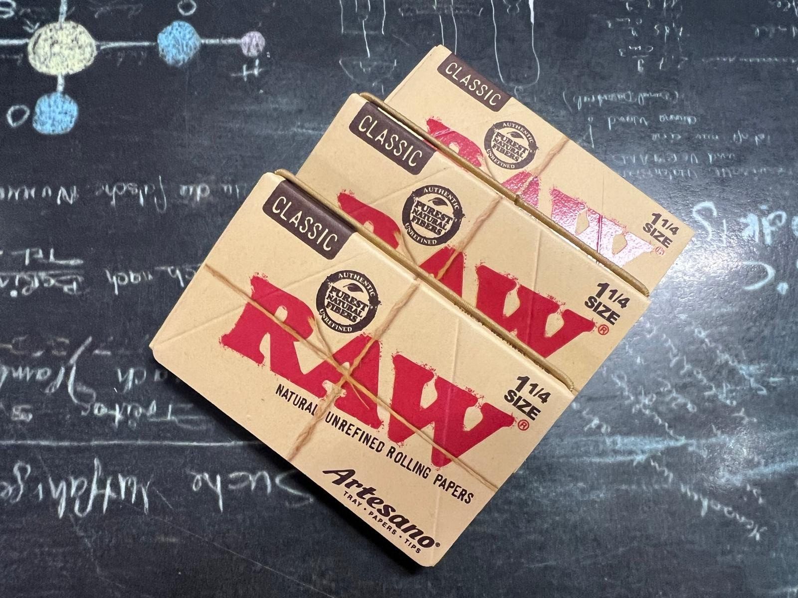 Tabacchi: 3 x RAW 1 1/4 Rolling Papers, ungebleicht, mit Filterpapier – Nuovo e nell'imballaggio originale da Buchs SG venduto da Pocolocoli