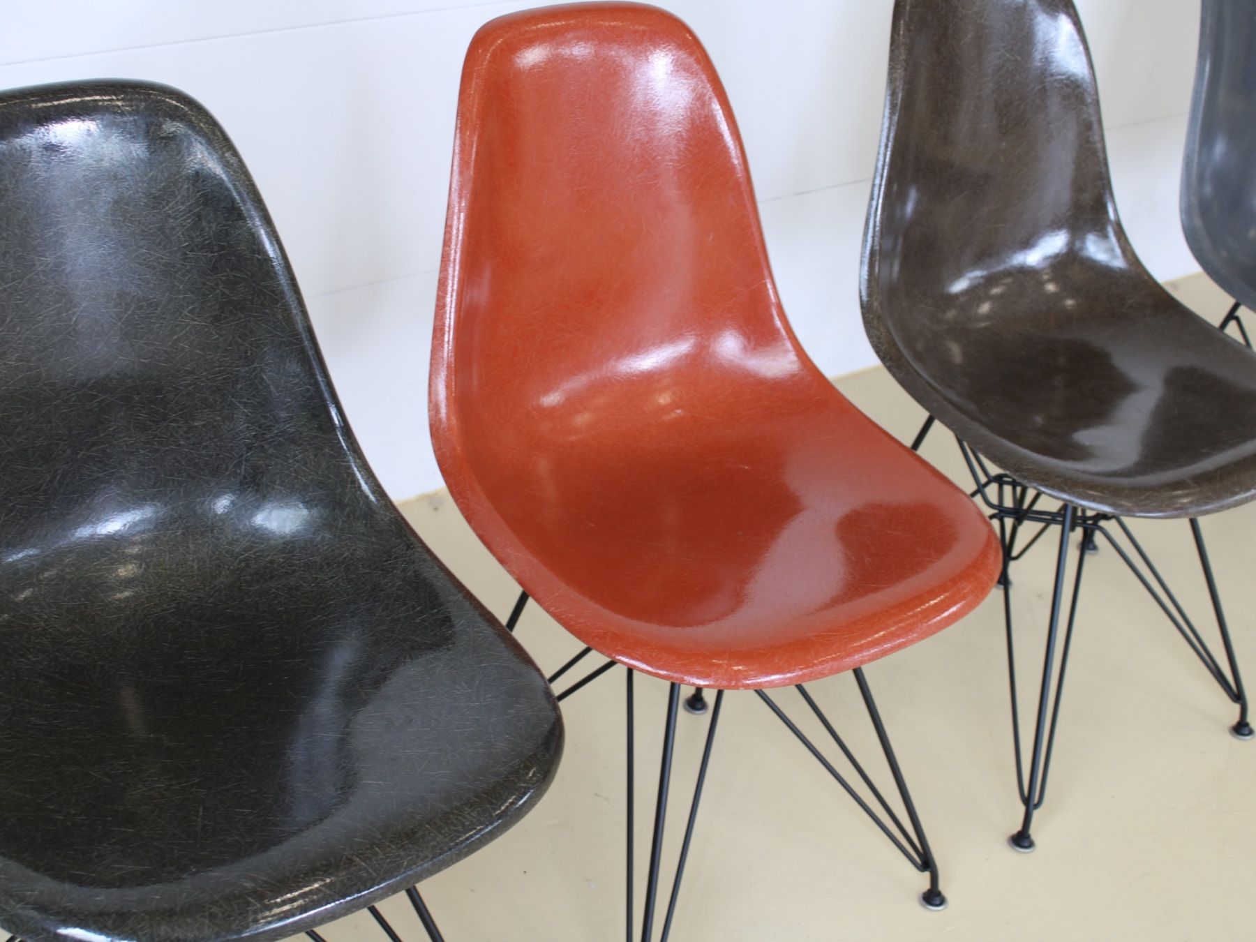 Herman Miller Sedie: Eames Fiberglas Stühle, Hermann Miller – Usato da Meinisberg venduto da atelier_TILIJA 2