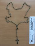 Rosenkranz aus Metall, transparenten Kügelchen und Kruzifix