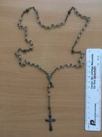 Rosenkranz aus Metall, transparenten Kügelchen und Kruzifix
