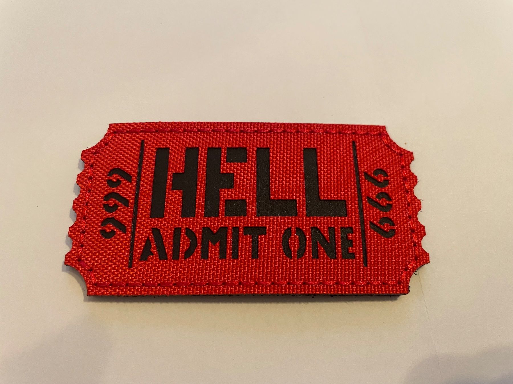 Toppe: Patch lasercut 8x4cm « HELL ADMIT ONE » – Nuovo e nell'imballaggio originale da Grandson venduto da RioDeltaLima