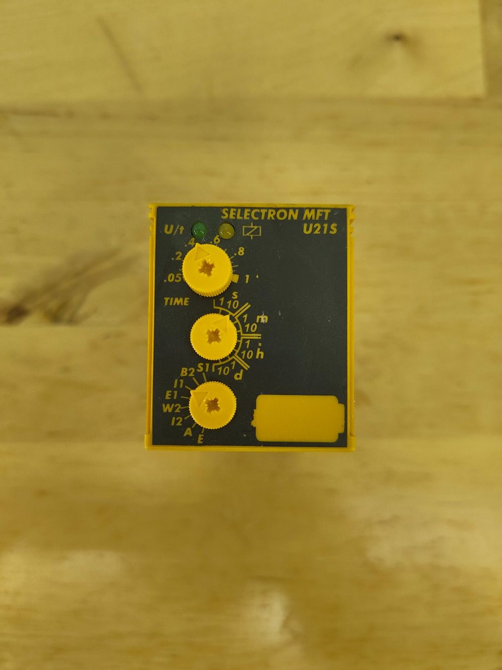 Elektronikbauteile: SELECTRON MFT U21S Zeitrelais mit Sockel – Gebraucht aus Emmenbrücke von BlSi 1