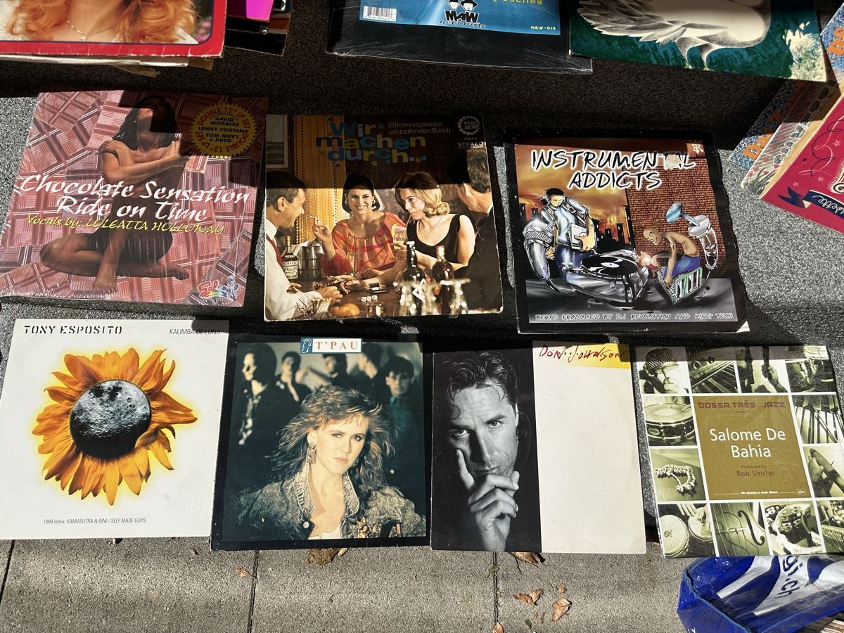 Schallplatten: Schallplatten (hauptsächlich 12"-Maxis und Compilations aus  – Gebraucht aus Oberentfelden von vilibrand